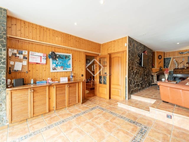 5 bedroom Villa for sale in Castelldefels with pool garage - € 1,036,000 (Ref: 9390814)