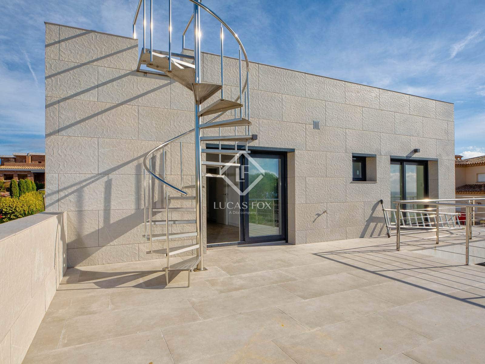 5 bedroom Villa for sale in Palamos with pool garage - € 1,850,000 (Ref: 9395284)