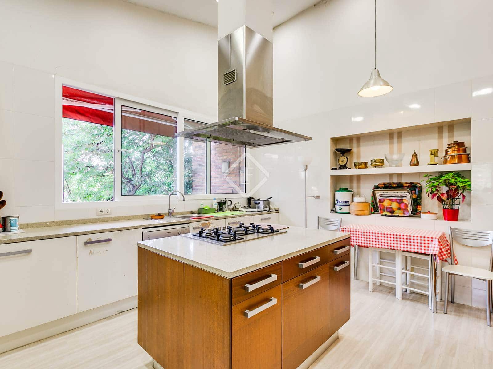 6 bedroom Villa for sale in Madrid city with pool - € 4,000,000 (Ref: 9396815)