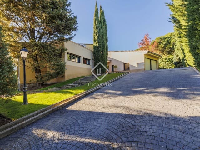 5 bedroom Villa for sale in Torrelodones with pool garage - € 1,690,000 (Ref: 9397977)