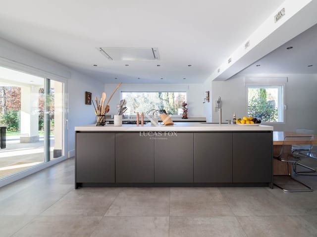 8 bedroom Villa for sale in Algete with pool garage - € 2,140,000 (Ref: 9401732)