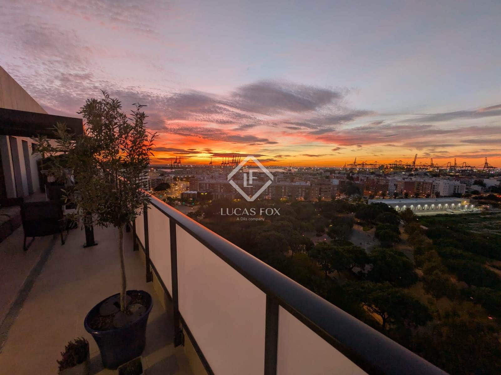 3 slaapkamer Penthouse te huur in Valencia stad met zwembad garage - € 3.500 (Ref: 9401733)