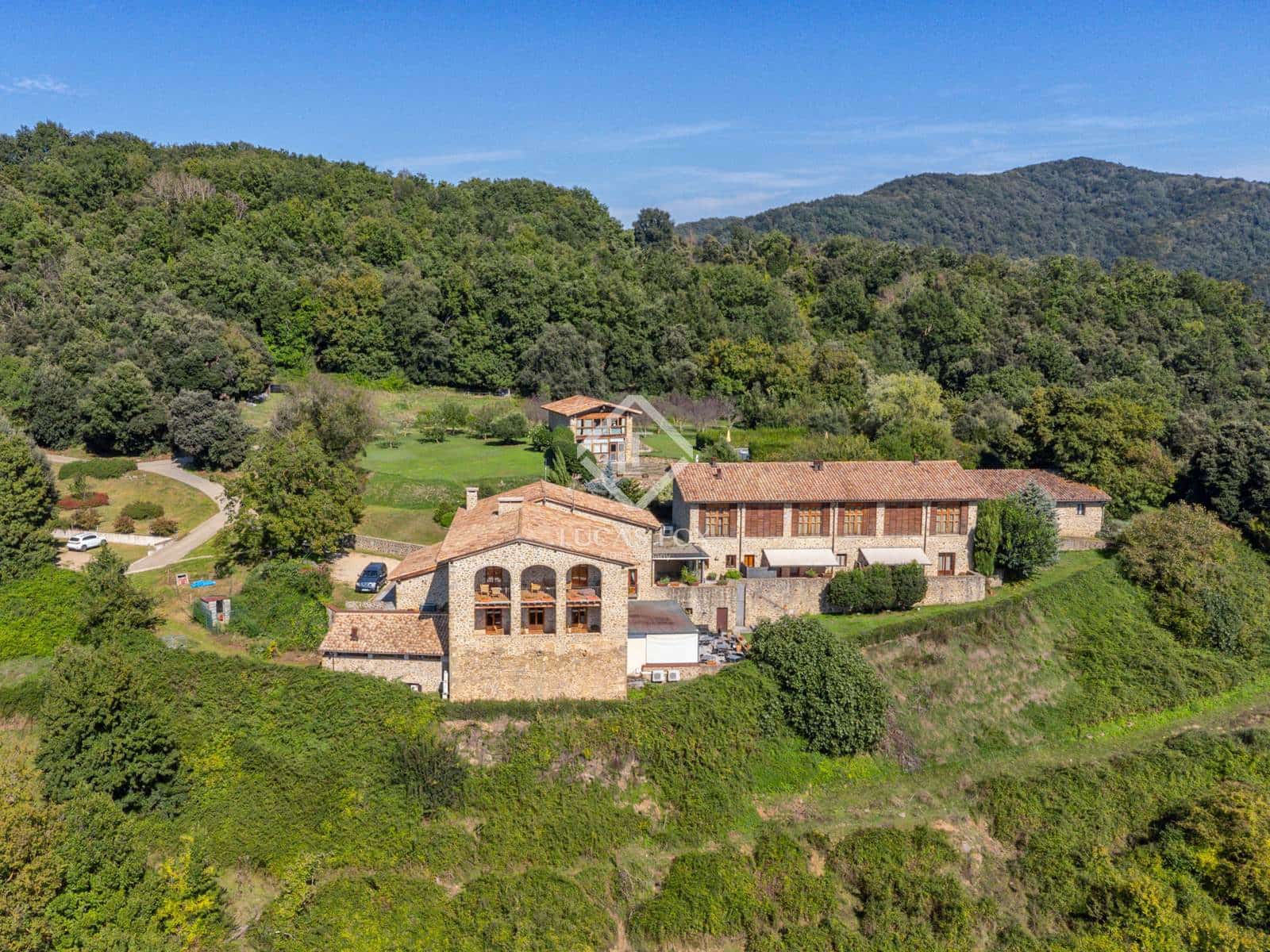 12 soverom Kommersiell til salgs i Sant Aniol de Finestres med svømmebasseng garasje - € 4 800 000 (Ref: 9414918)