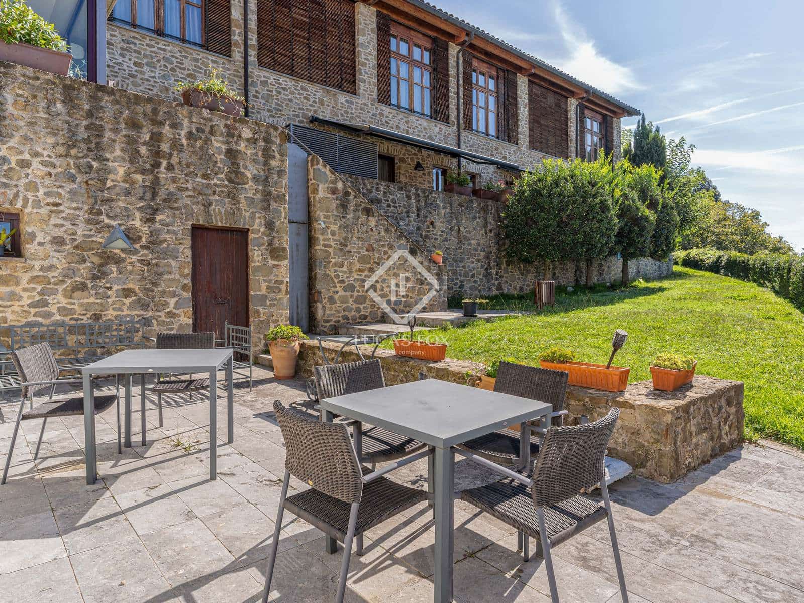 12 soverom Kommersiell til salgs i Sant Aniol de Finestres med svømmebasseng garasje - € 4 800 000 (Ref: 9414918)