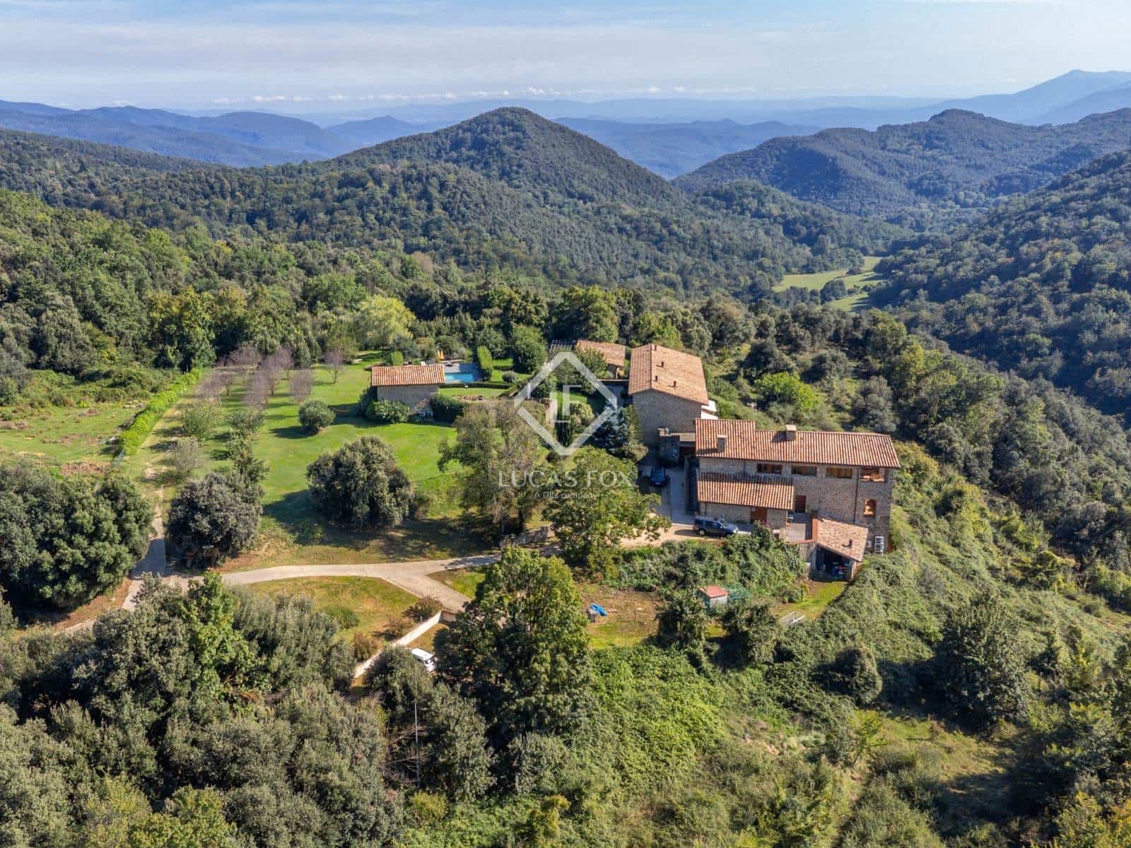 12 soverom Kommersiell til salgs i Sant Aniol de Finestres med svømmebasseng garasje - € 4 800 000 (Ref: 9414918)