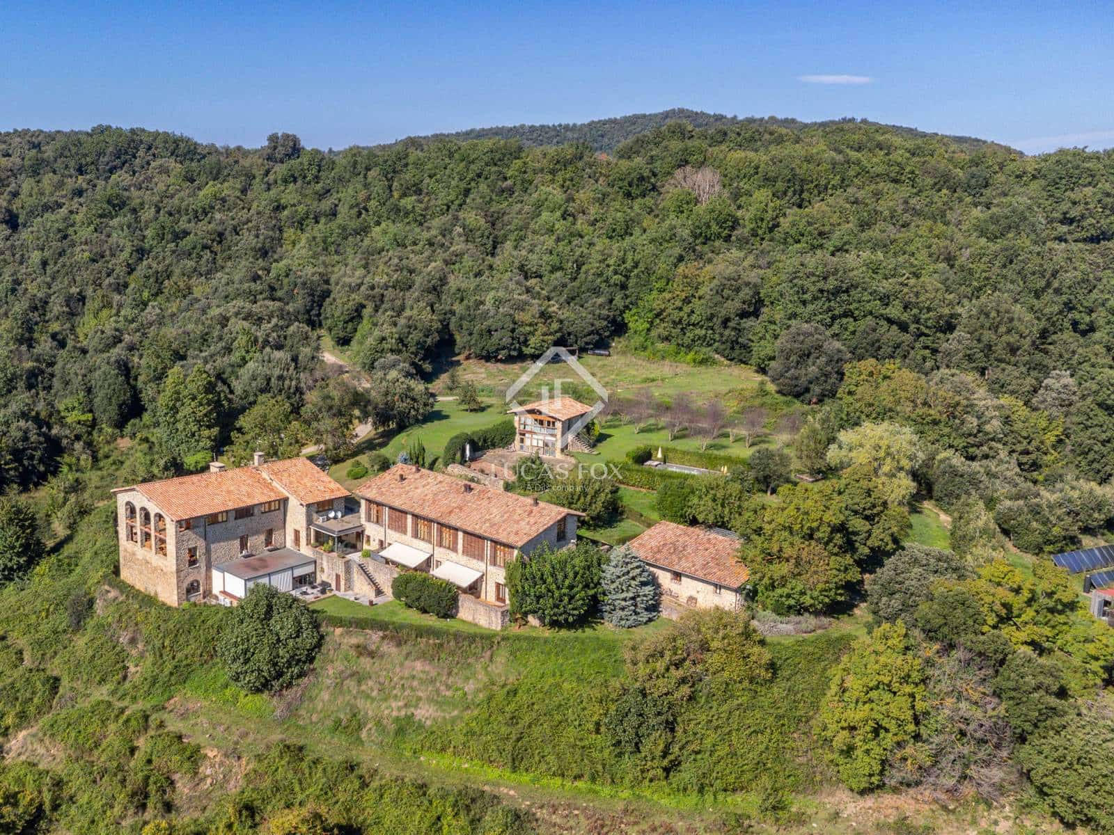 12 soverom Kommersiell til salgs i Sant Aniol de Finestres med svømmebasseng garasje - € 4 800 000 (Ref: 9414918)