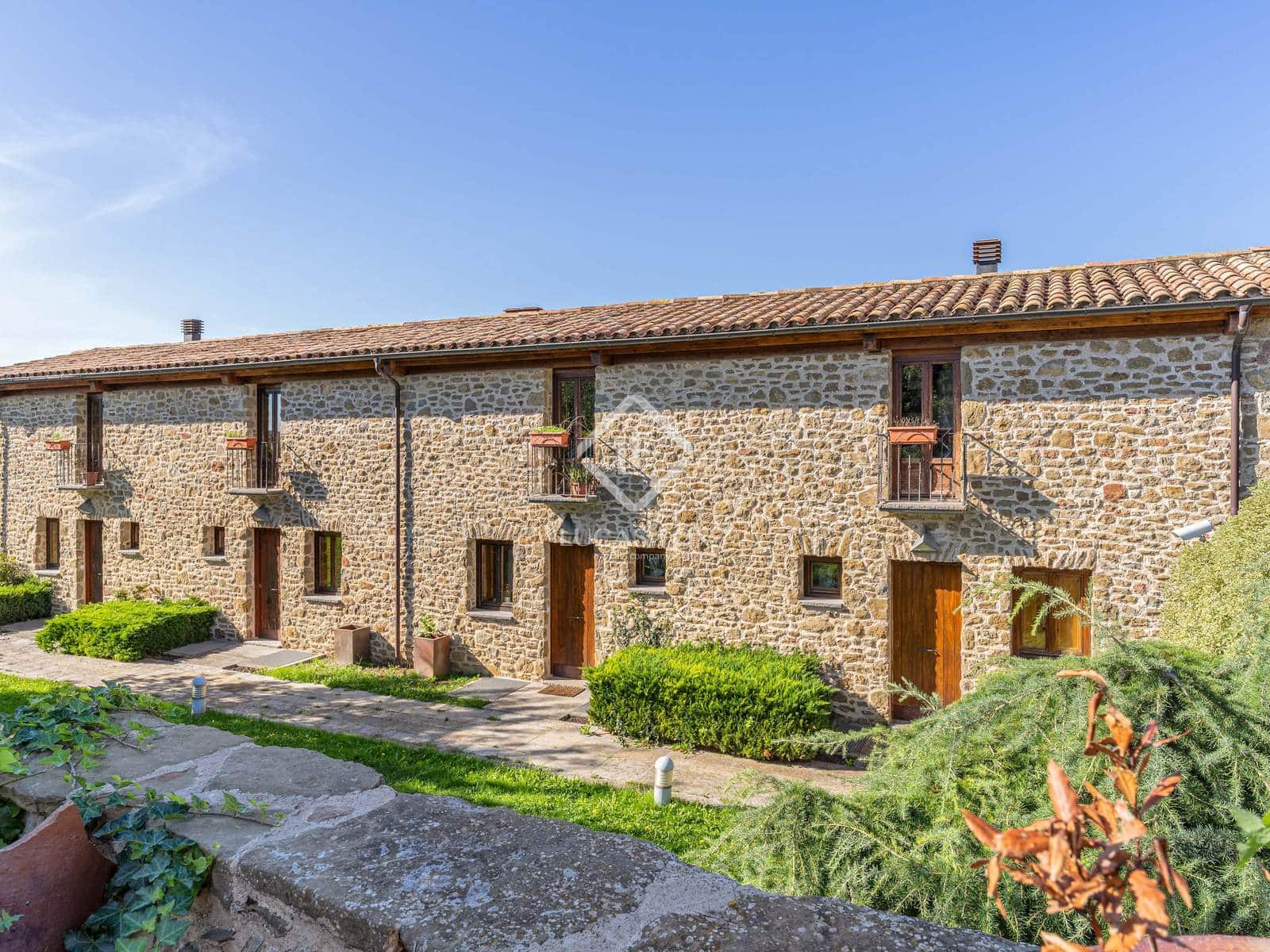 12 soverom Kommersiell til salgs i Sant Aniol de Finestres med svømmebasseng garasje - € 4 800 000 (Ref: 9414918)