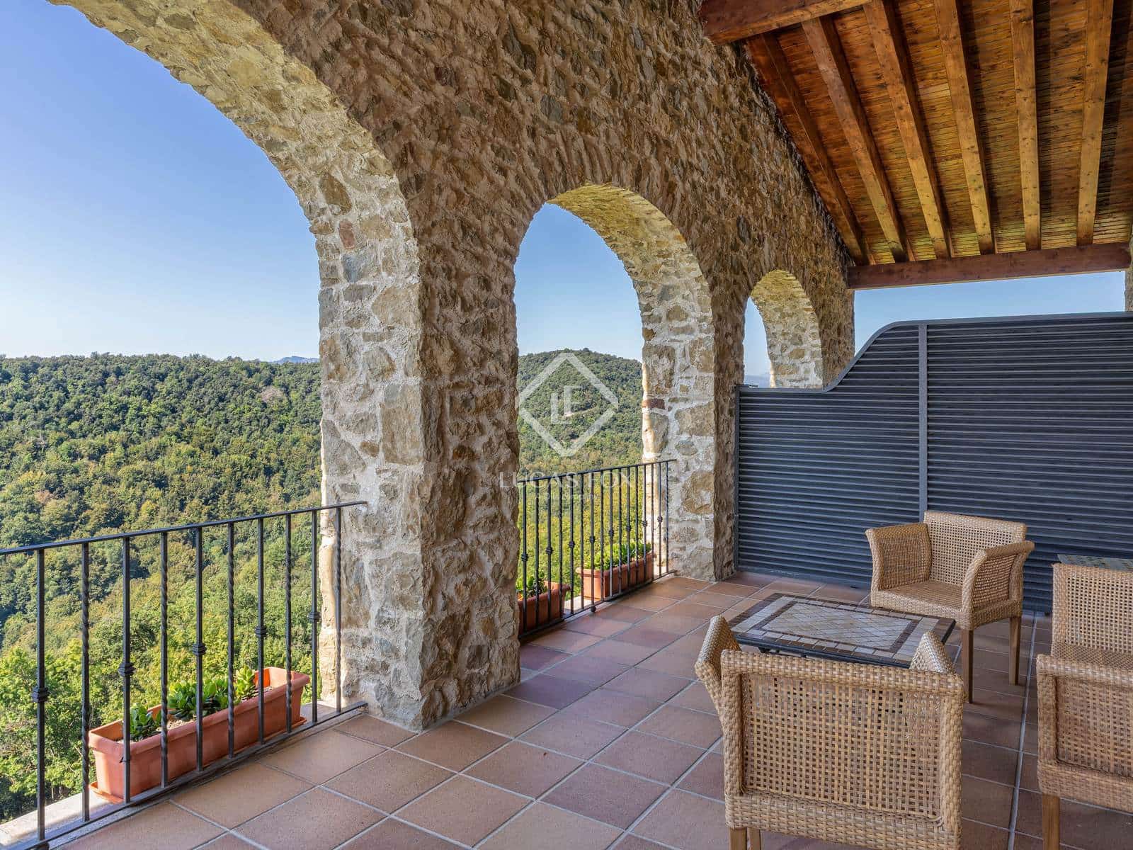 12 soverom Kommersiell til salgs i Sant Aniol de Finestres med svømmebasseng garasje - € 4 800 000 (Ref: 9414918)