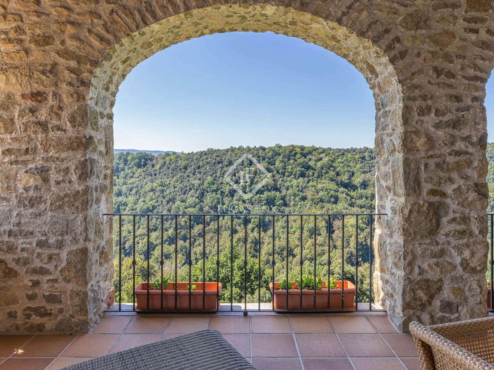 12 soverom Kommersiell til salgs i Sant Aniol de Finestres med svømmebasseng garasje - € 4 800 000 (Ref: 9414918)