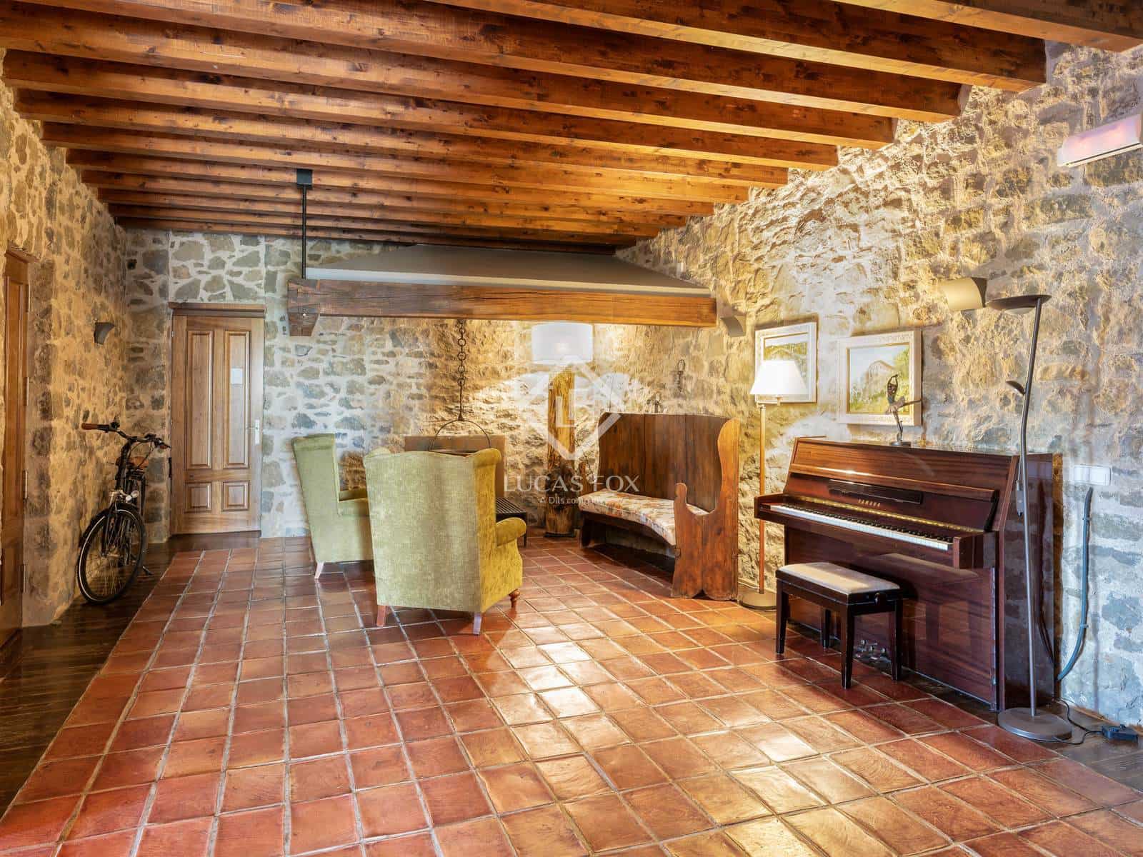 12 soverom Kommersiell til salgs i Sant Aniol de Finestres med svømmebasseng garasje - € 4 800 000 (Ref: 9414918)