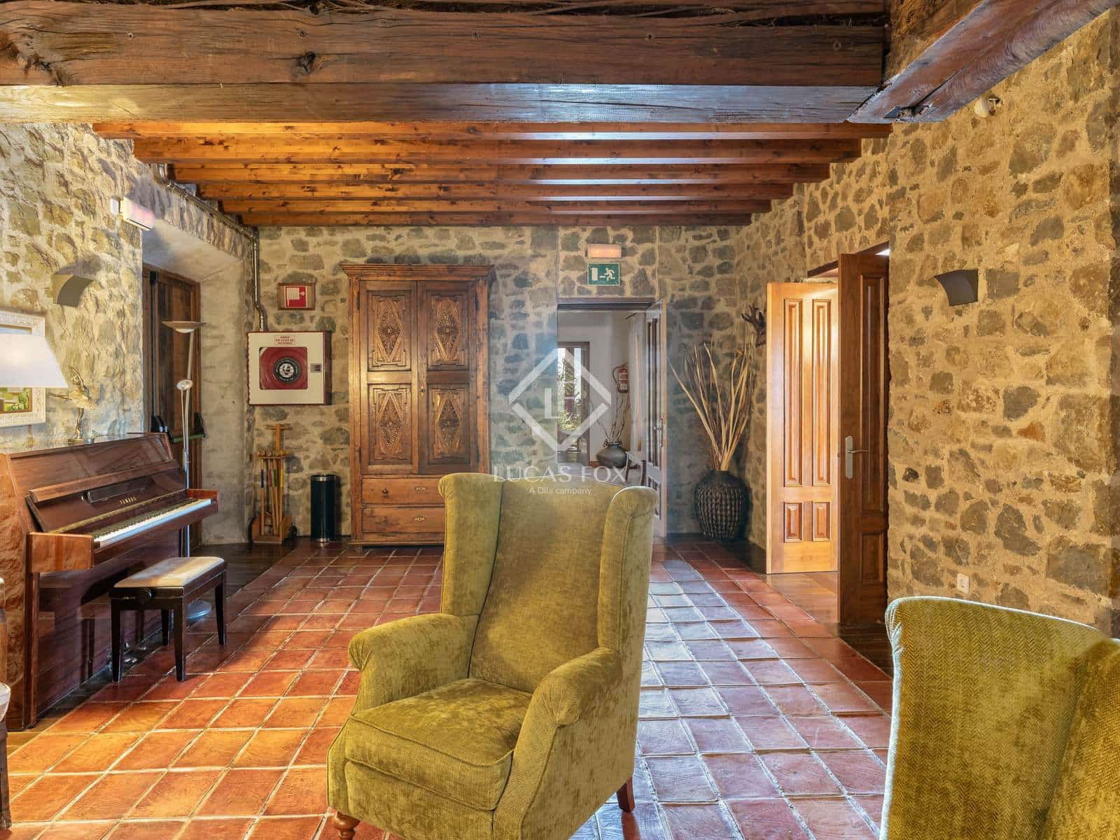 12 soverom Kommersiell til salgs i Sant Aniol de Finestres med svømmebasseng garasje - € 4 800 000 (Ref: 9414918)