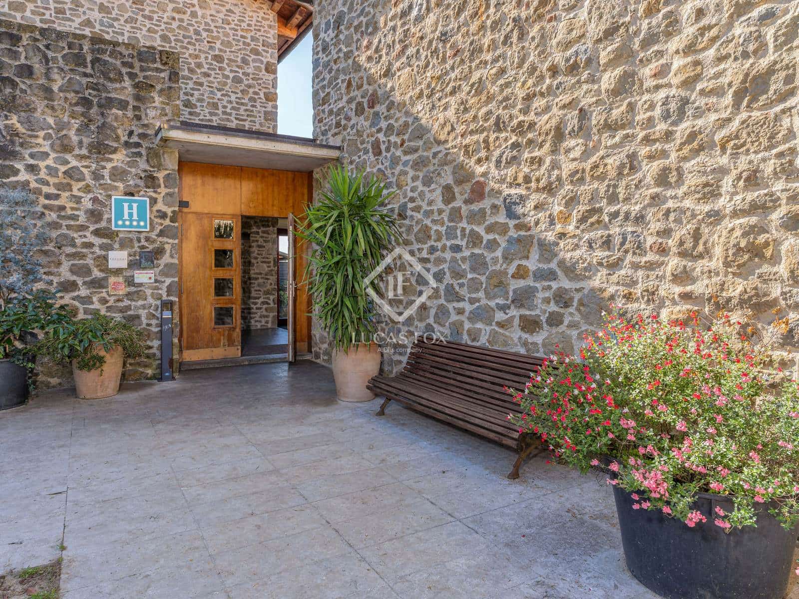 12 soverom Kommersiell til salgs i Sant Aniol de Finestres med svømmebasseng garasje - € 4 800 000 (Ref: 9414918)