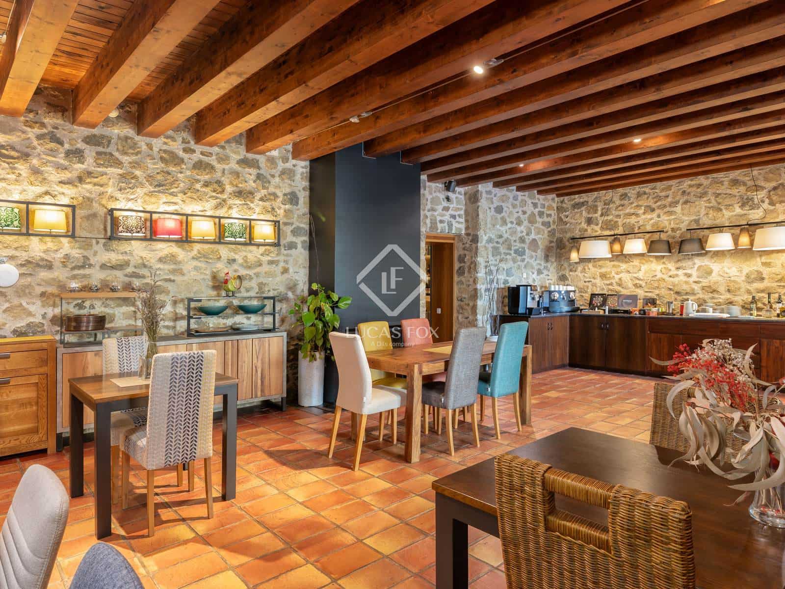 12 soverom Kommersiell til salgs i Sant Aniol de Finestres med svømmebasseng garasje - € 4 800 000 (Ref: 9414918)