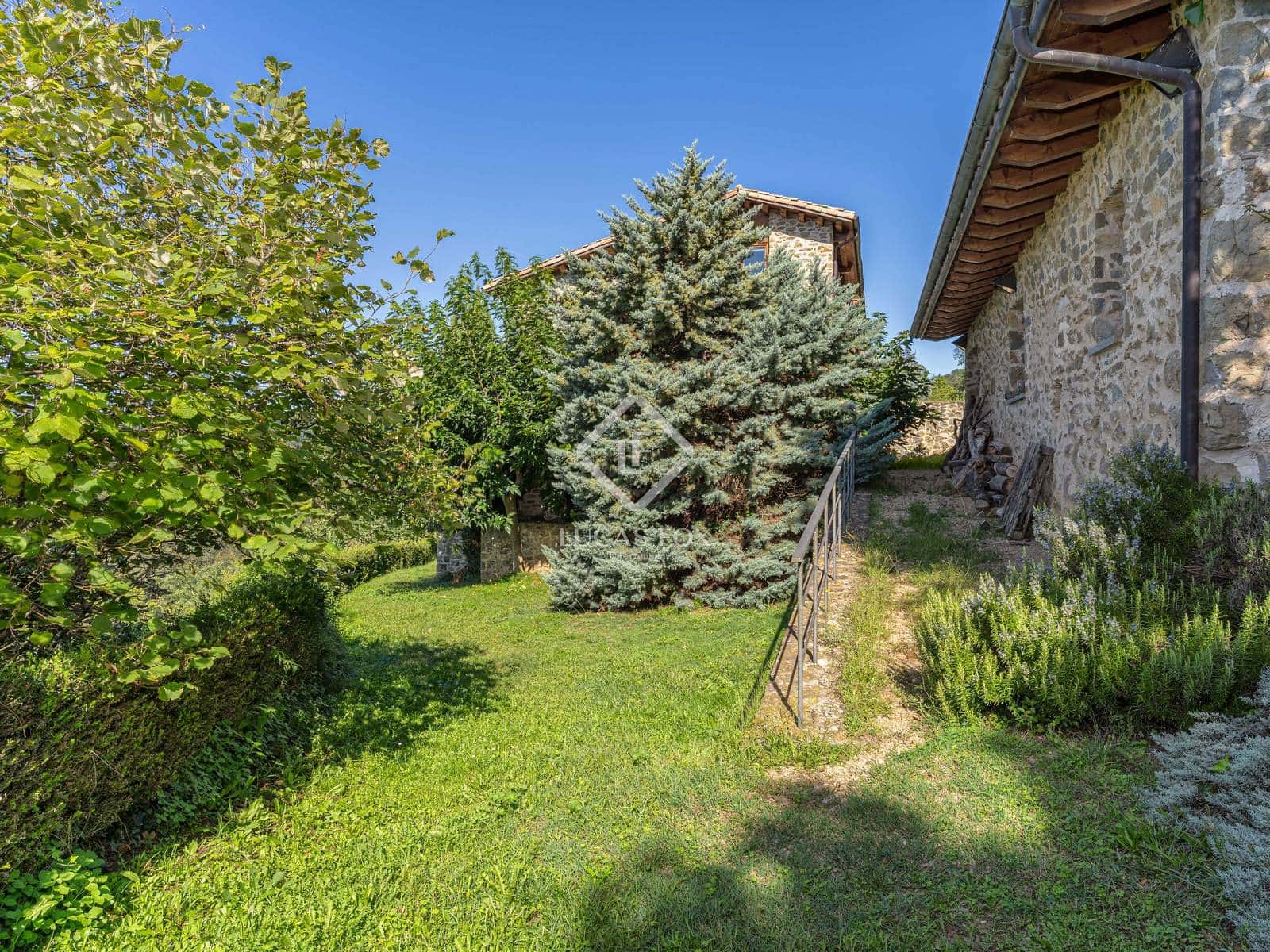 12 soverom Kommersiell til salgs i Sant Aniol de Finestres med svømmebasseng garasje - € 4 800 000 (Ref: 9414918)