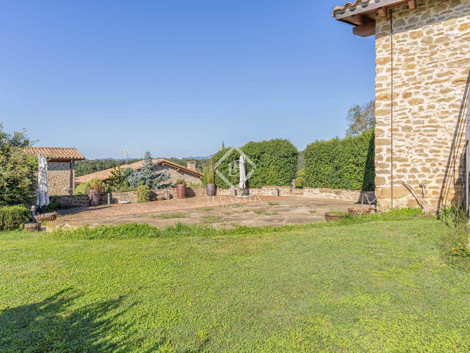 12 soverom Kommersiell til salgs i Sant Aniol de Finestres med svømmebasseng garasje - € 4 800 000 (Ref: 9414918)