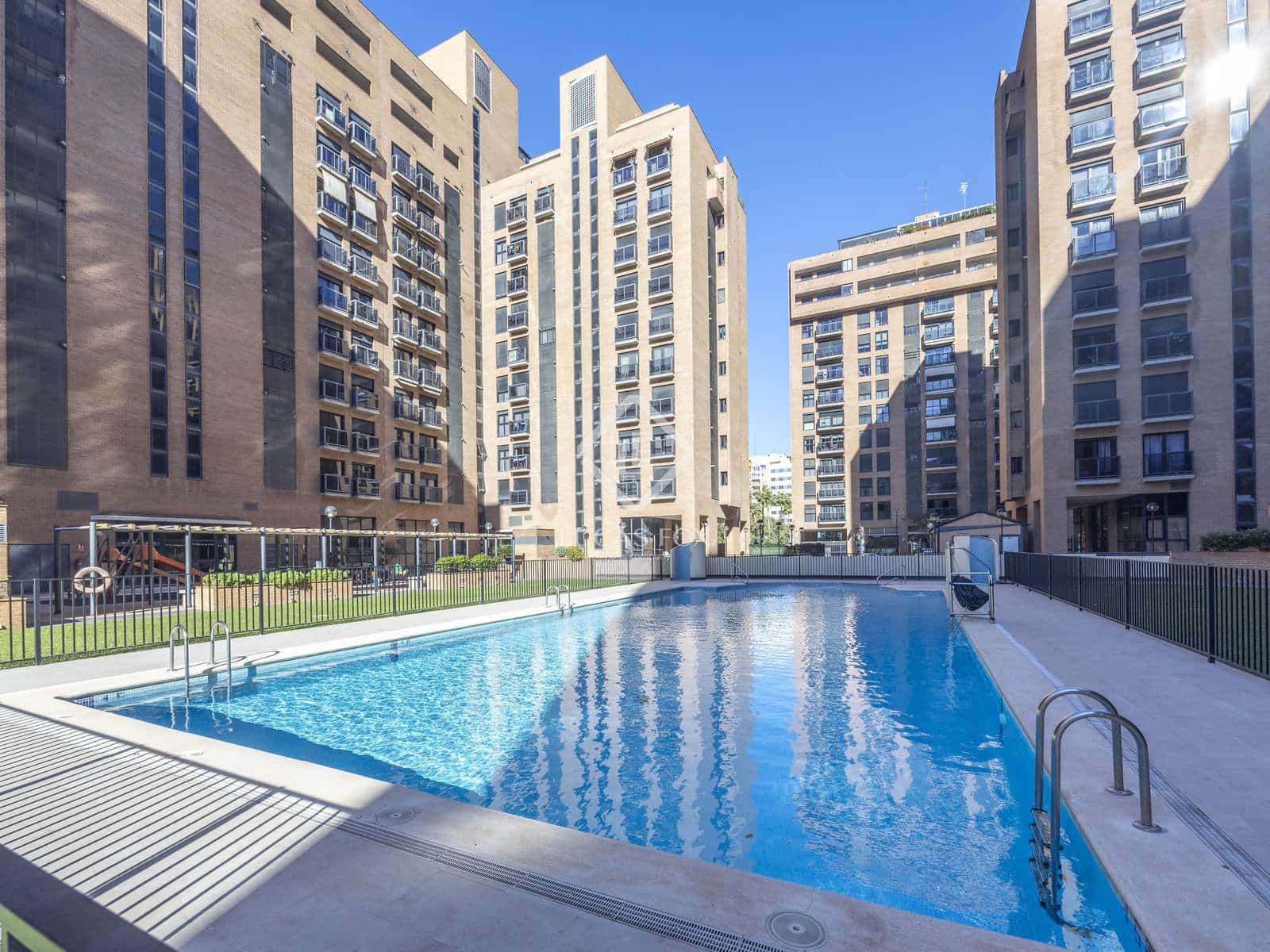 3 soverom Penthouse til leie i Valencia by med svømmebasseng garasje - € 2 700 (Ref: 9415237)