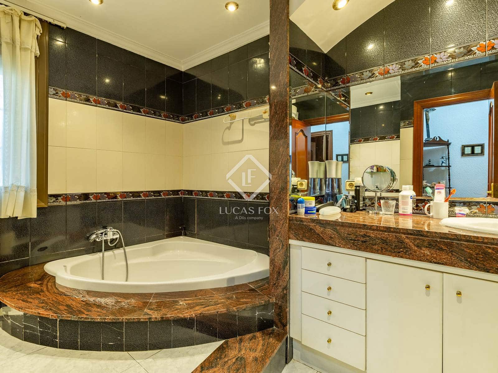 5 bedroom Villa for sale in Castelldefels with pool garage - € 1,235,000 (Ref: 9418815)