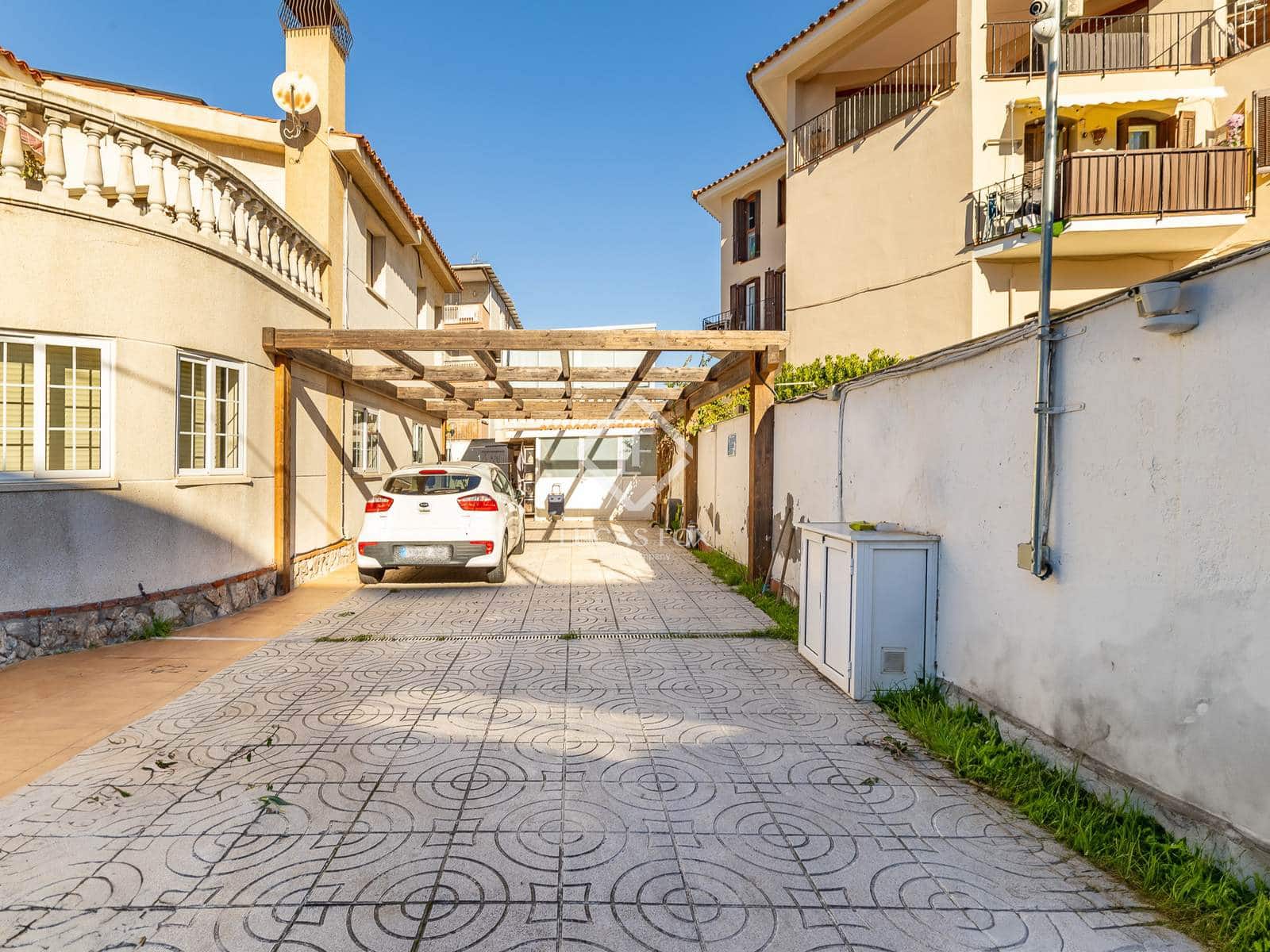 5 bedroom Villa for sale in Castelldefels with pool garage - € 1,235,000 (Ref: 9418815)