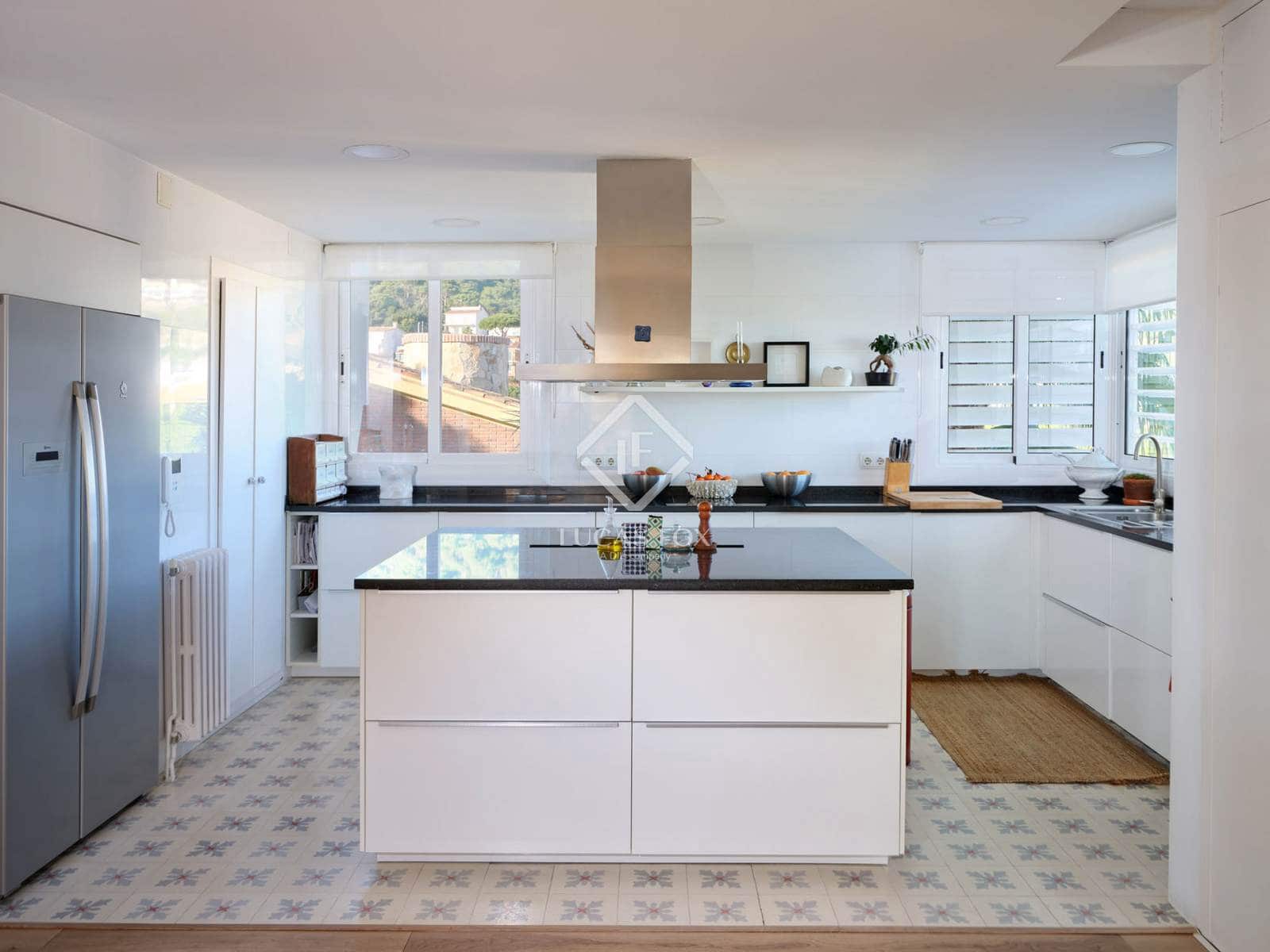 6 bedroom Villa for sale in Premia de Dalt with pool garage - € 1,390,000 (Ref: 9428632)