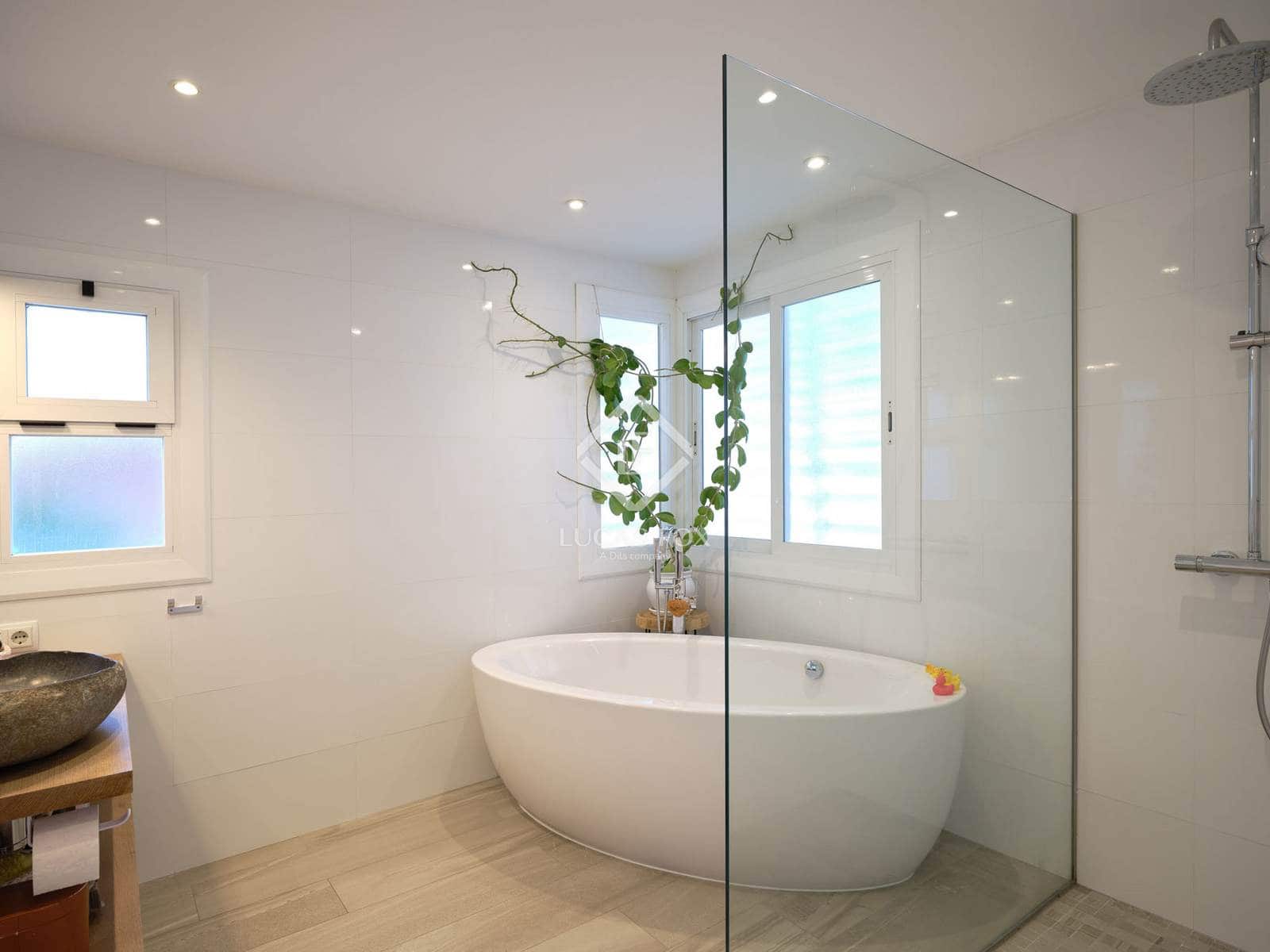 6 bedroom Villa for sale in Premia de Dalt with pool garage - € 1,390,000 (Ref: 9428632)