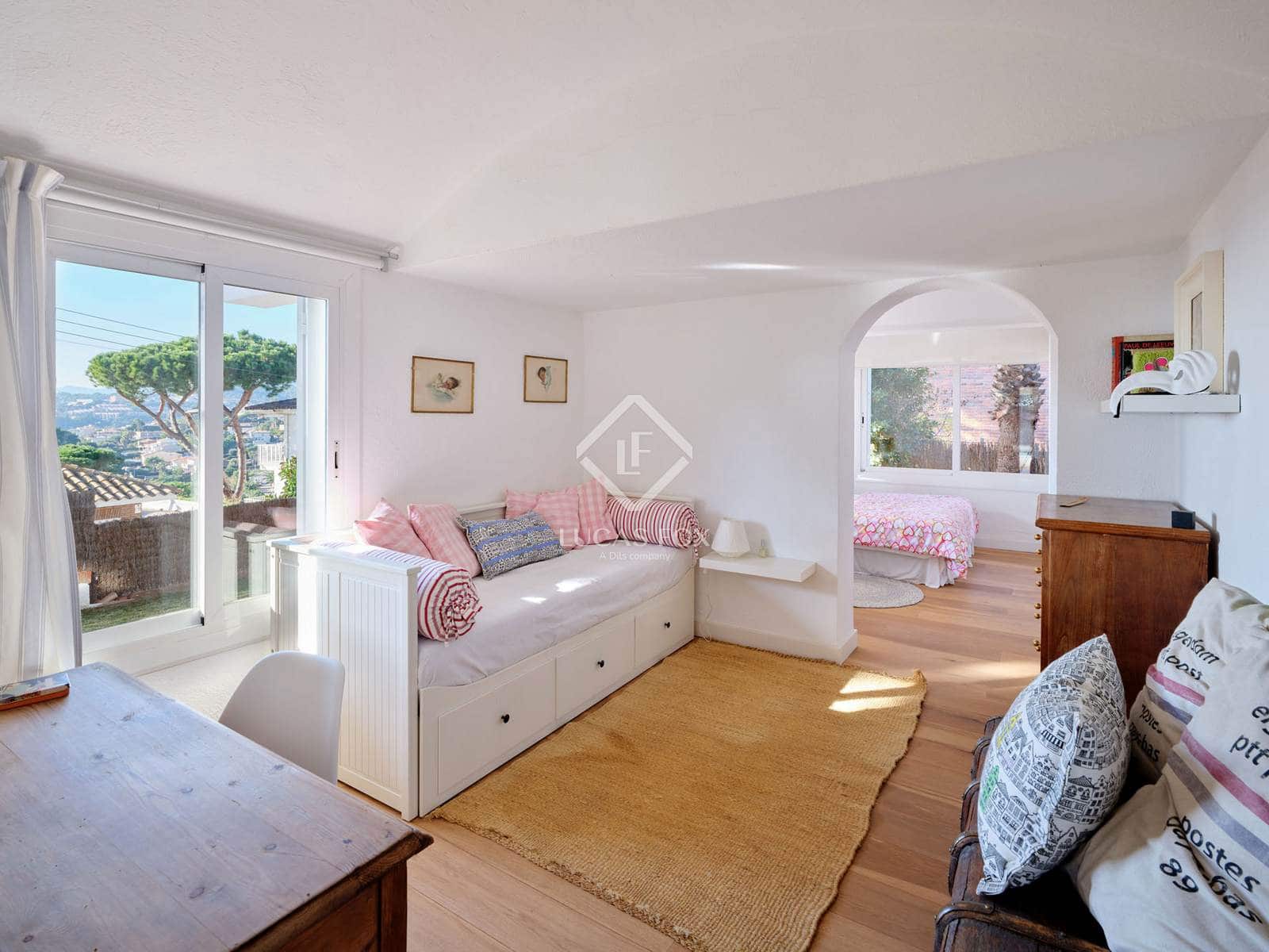 6 bedroom Villa for sale in Premia de Dalt with pool garage - € 1,390,000 (Ref: 9428632)