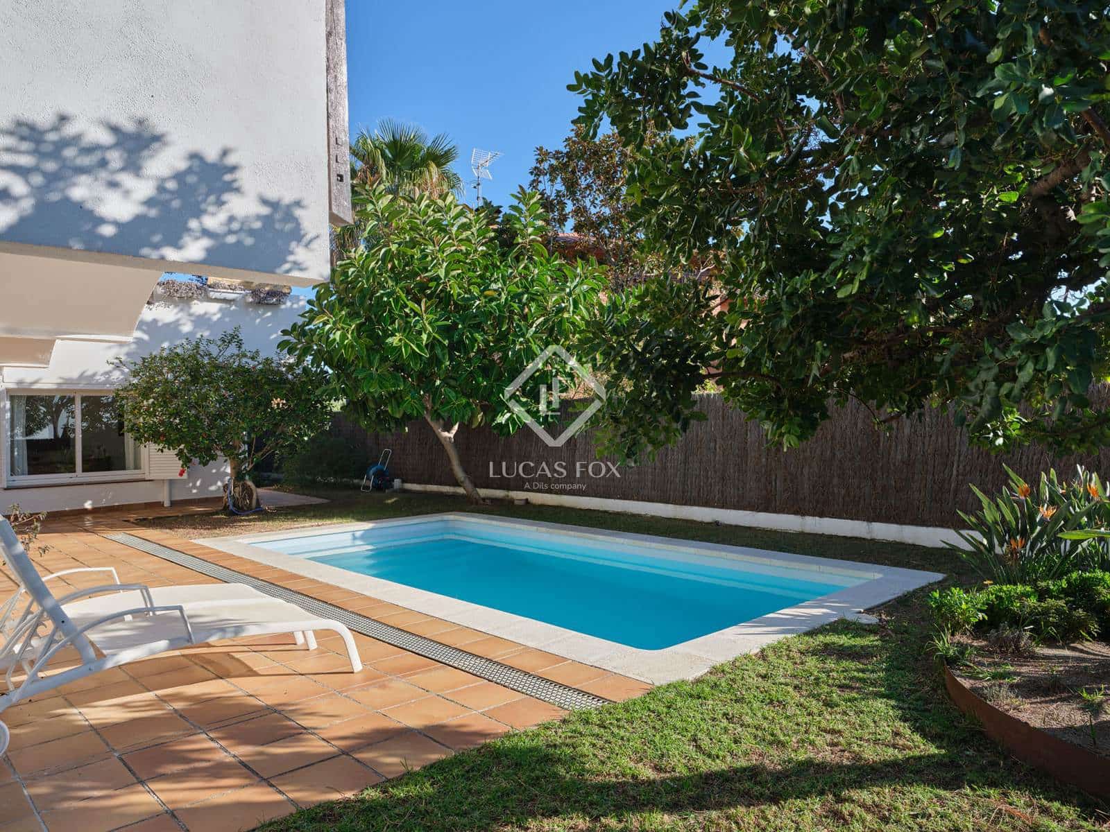 6 bedroom Villa for sale in Premia de Dalt with pool garage - € 1,390,000 (Ref: 9428632)