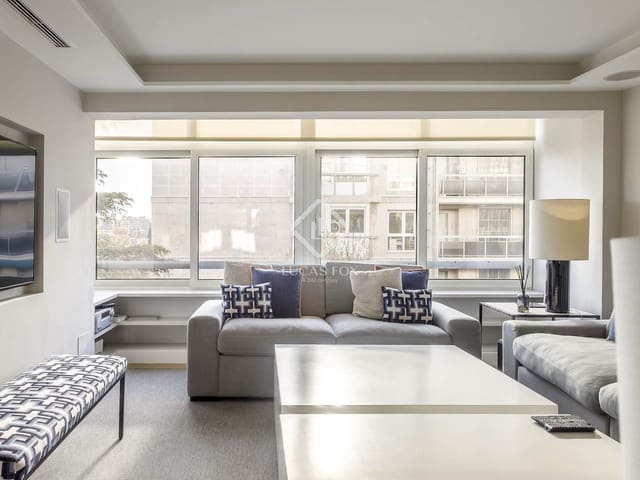 2 soveværelse Lejlighed til leje i Hispanoamérica, Madrid by med garage - € 3.000 (Ref: 9431992)