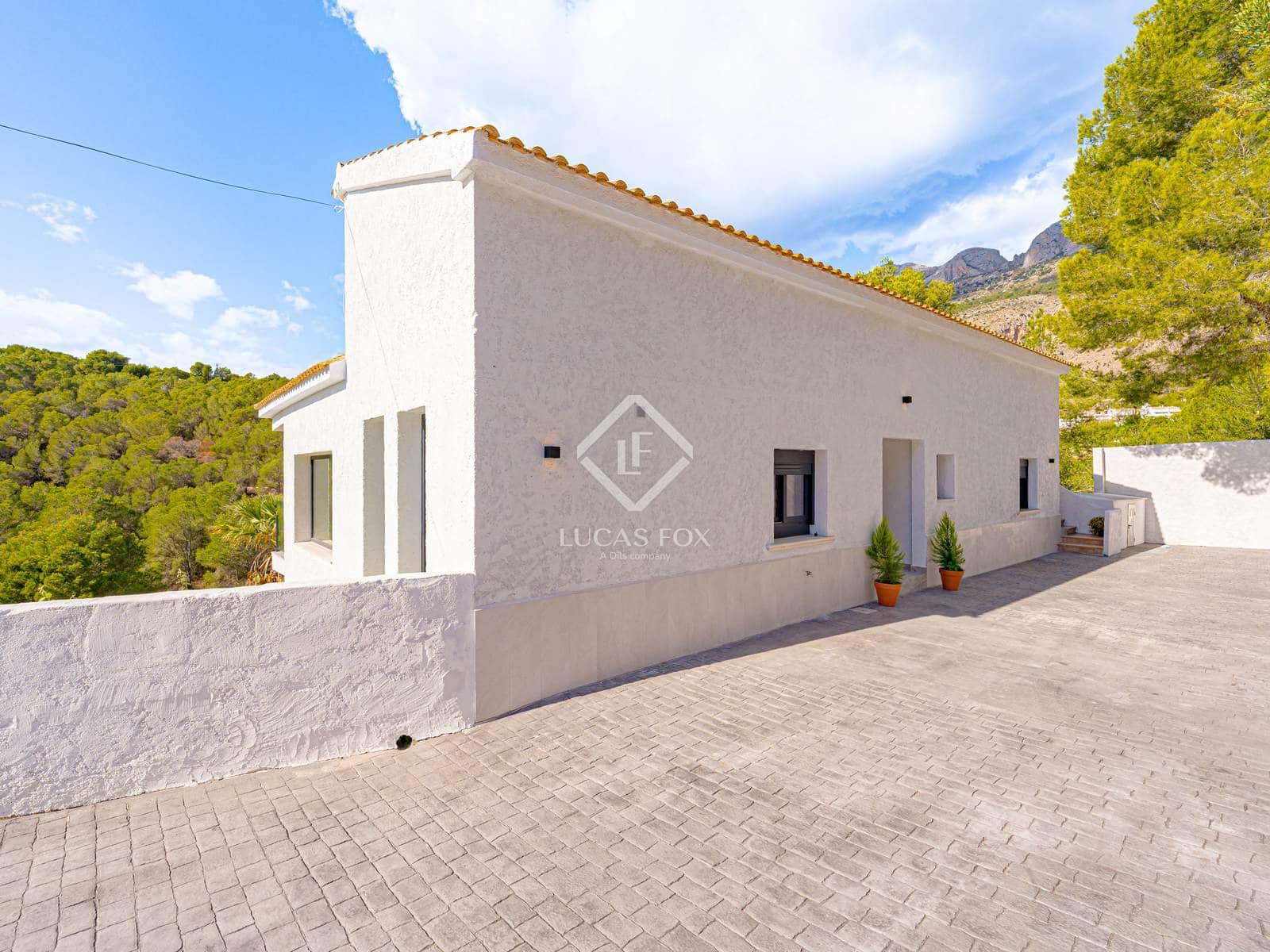 5 bedroom Villa for sale in Altea with pool garage - € 980,000 (Ref: 9432427)