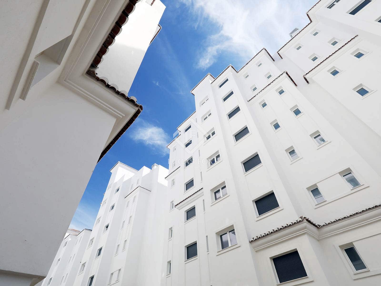 Apartamento de 3 habitaciones en Estepona en venta con piscina garaje - 499.000 € (Ref: 9432706)