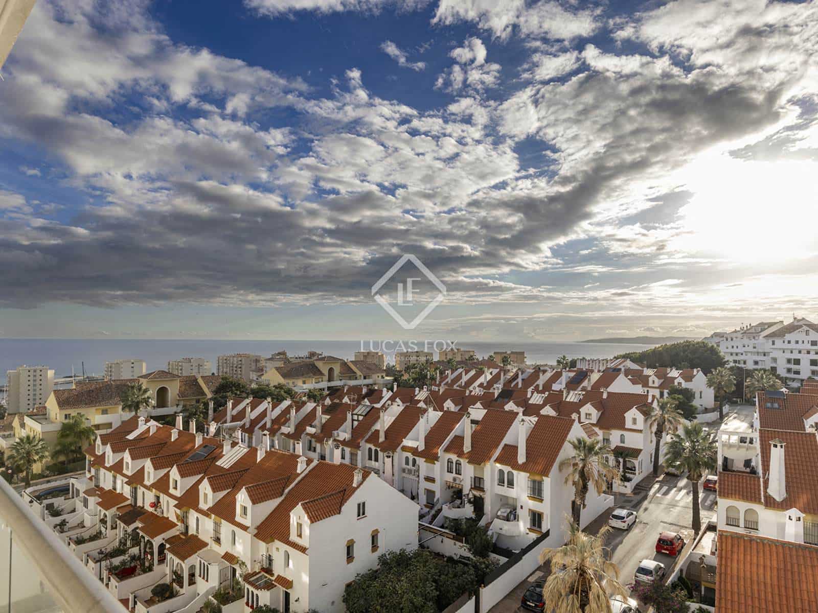 Apartamento de 3 habitaciones en Estepona en venta con piscina garaje - 499.000 € (Ref: 9432706)