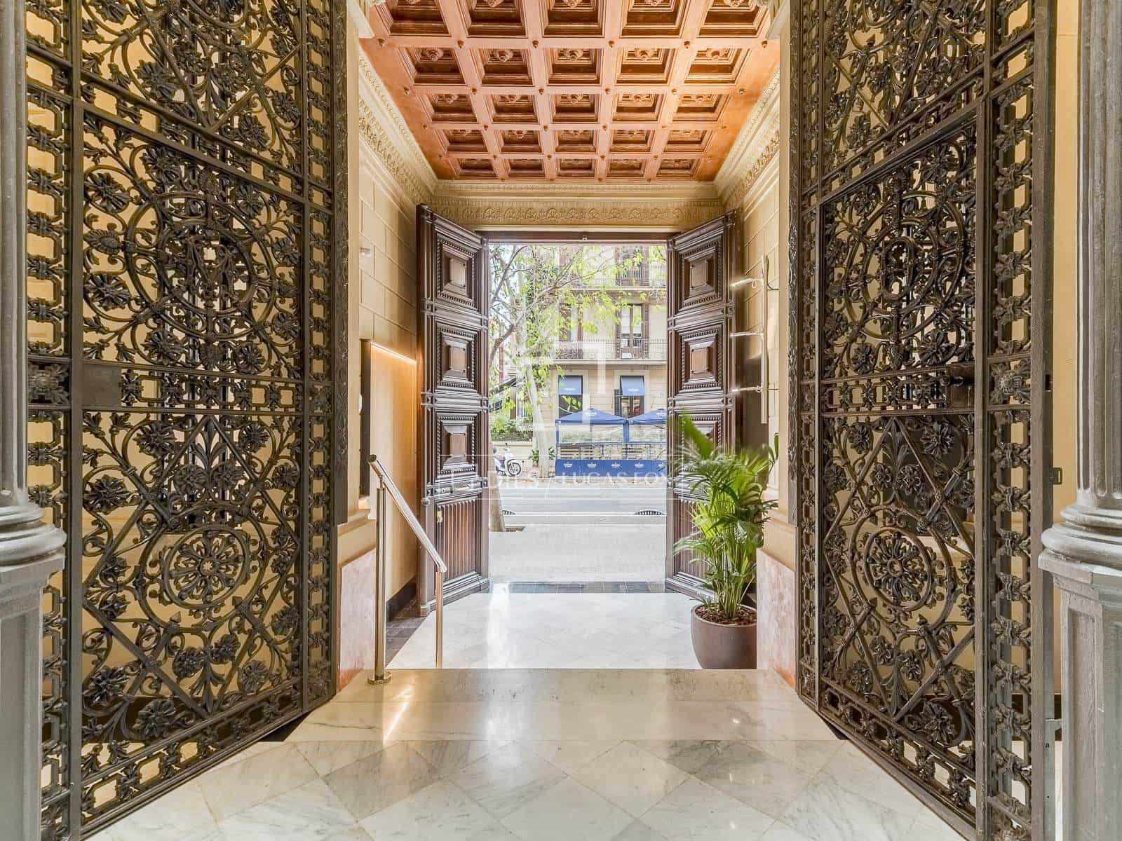 4 bedroom Apartment for sale in Barcelona city with garage - € 2,195,000 (Ref: 9438799)