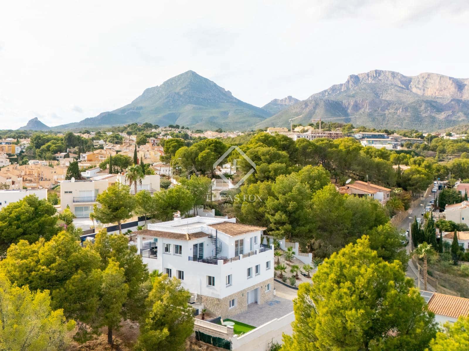 6 makuuhuone Huvila myytävänä paikassa La Nucia mukana uima-altaan 
autotalli - 1 350 000 € (Ref: 9441609)