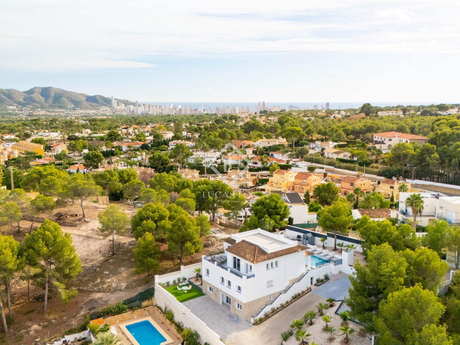 6 makuuhuone Huvila myytävänä paikassa La Nucia mukana uima-altaan 
autotalli - 1 350 000 € (Ref: 9441609)