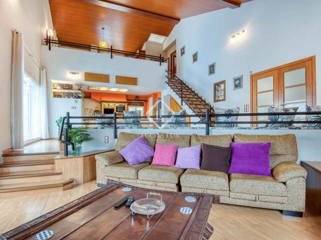 4 sypialnia Willa na sprzedaż w Santa Cristina d'Aro z basenem garażem - 799 000 € (Ref: 9444969)