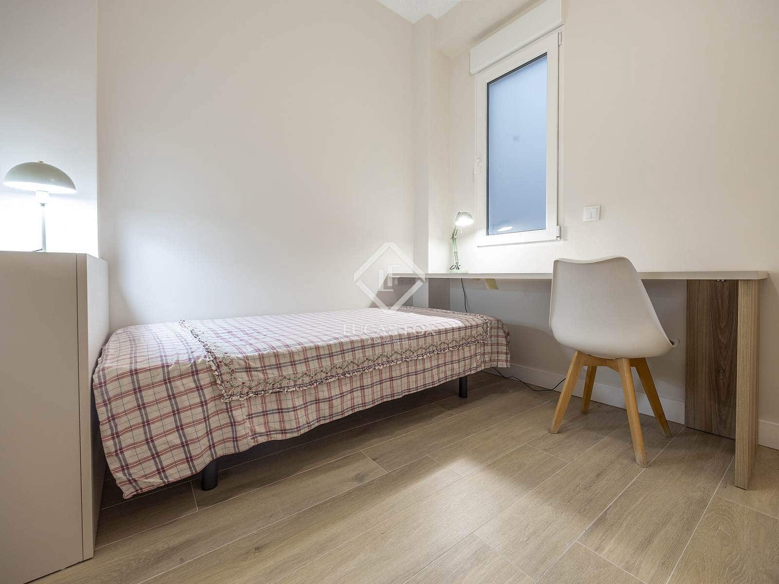 2 bedroom Apartment for rent in Valencia city - € 2,700 (Ref: 9447010)