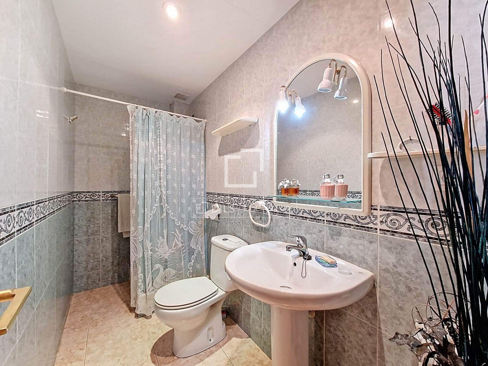 5 Zimmer Villa zu verkaufen in Vilanova i la Geltru mit Garage - 335.000 € (Ref: 9466174)