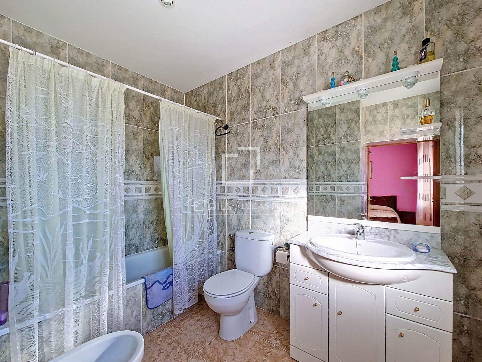 5 Zimmer Villa zu verkaufen in Vilanova i la Geltru mit Garage - 335.000 € (Ref: 9466174)