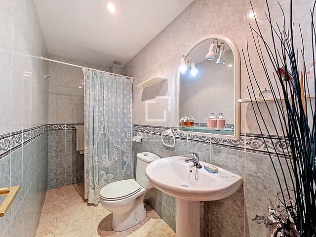 Chalet de 5 habitaciones en Vilanova i la Geltrú en venta con garaje - 335.000 € (Ref: 9466174)