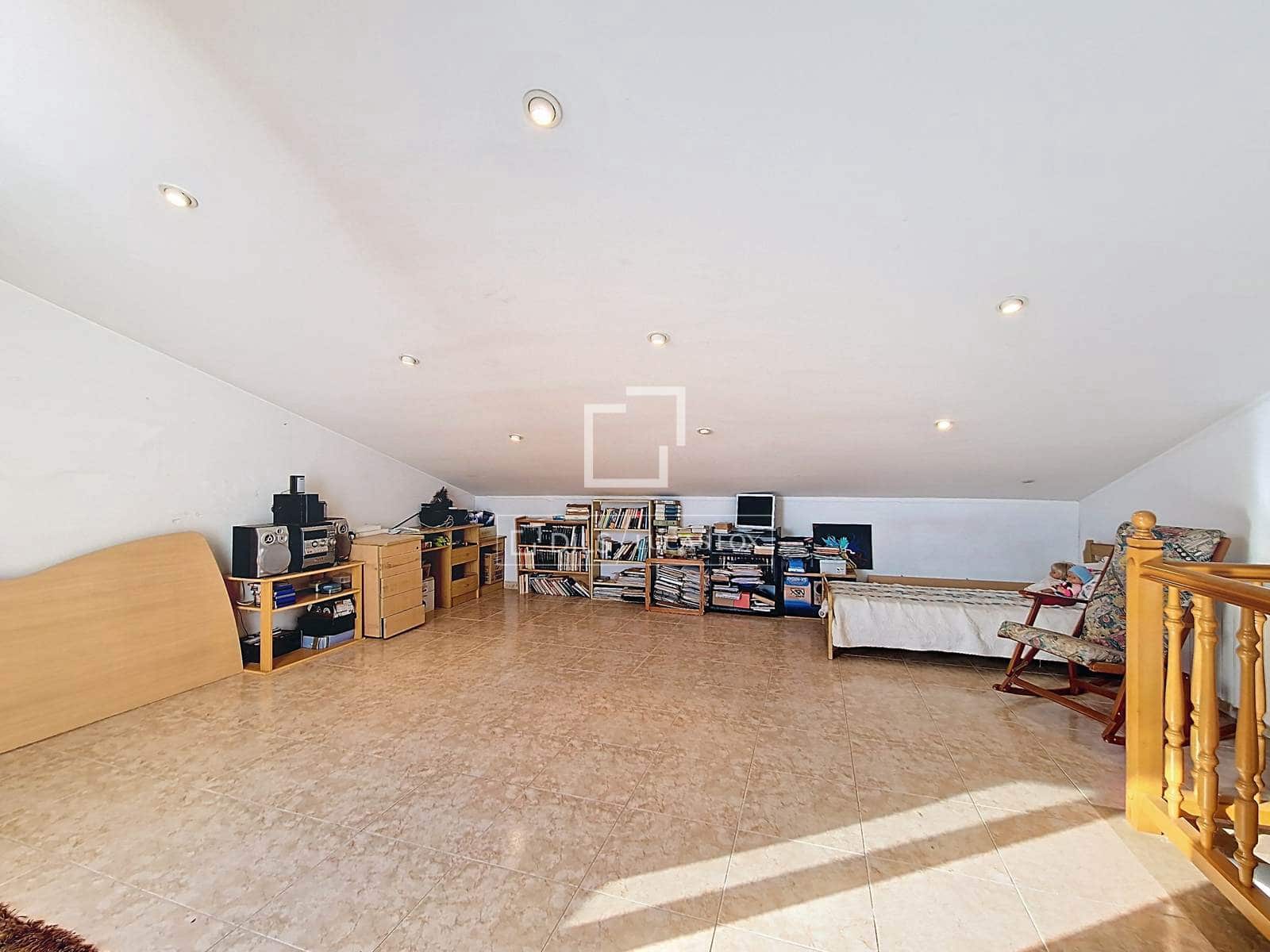 5 Zimmer Villa zu verkaufen in Vilanova i la Geltru mit Garage - 335.000 € (Ref: 9466174)