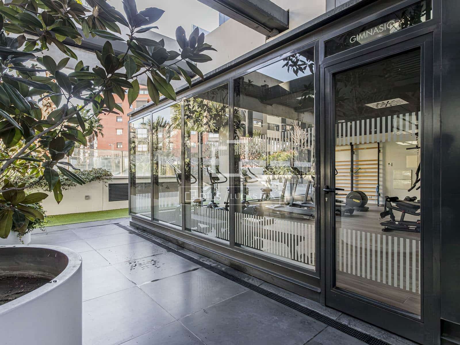 Apartamento de 2 habitaciones en Madrid ciudad en alquiler con piscina garaje - 2.300 € (Ref: 9489957)