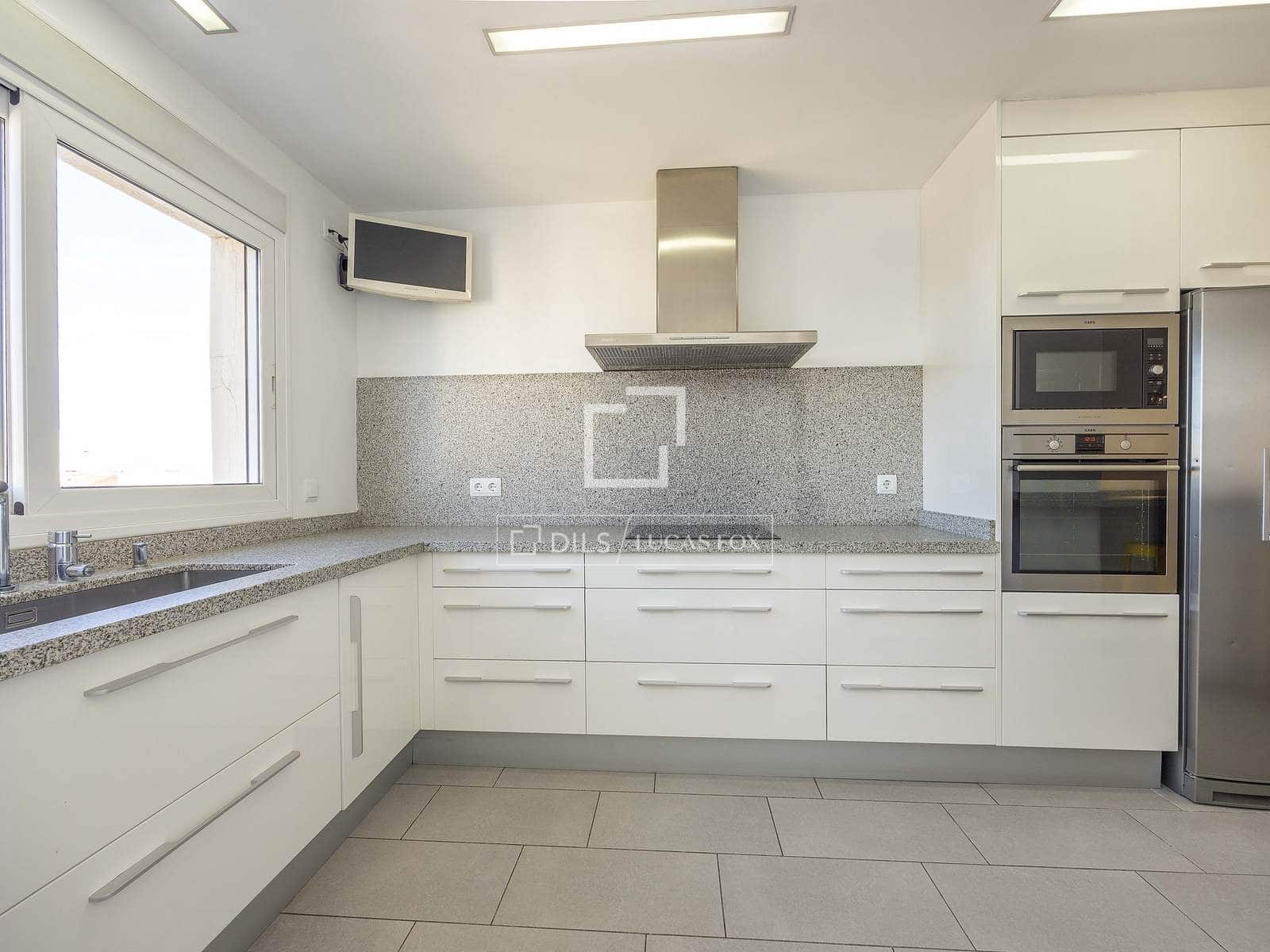 3 bedroom Apartment for rent in Valencia city with garage - € 3,100 (Ref: 9492741)