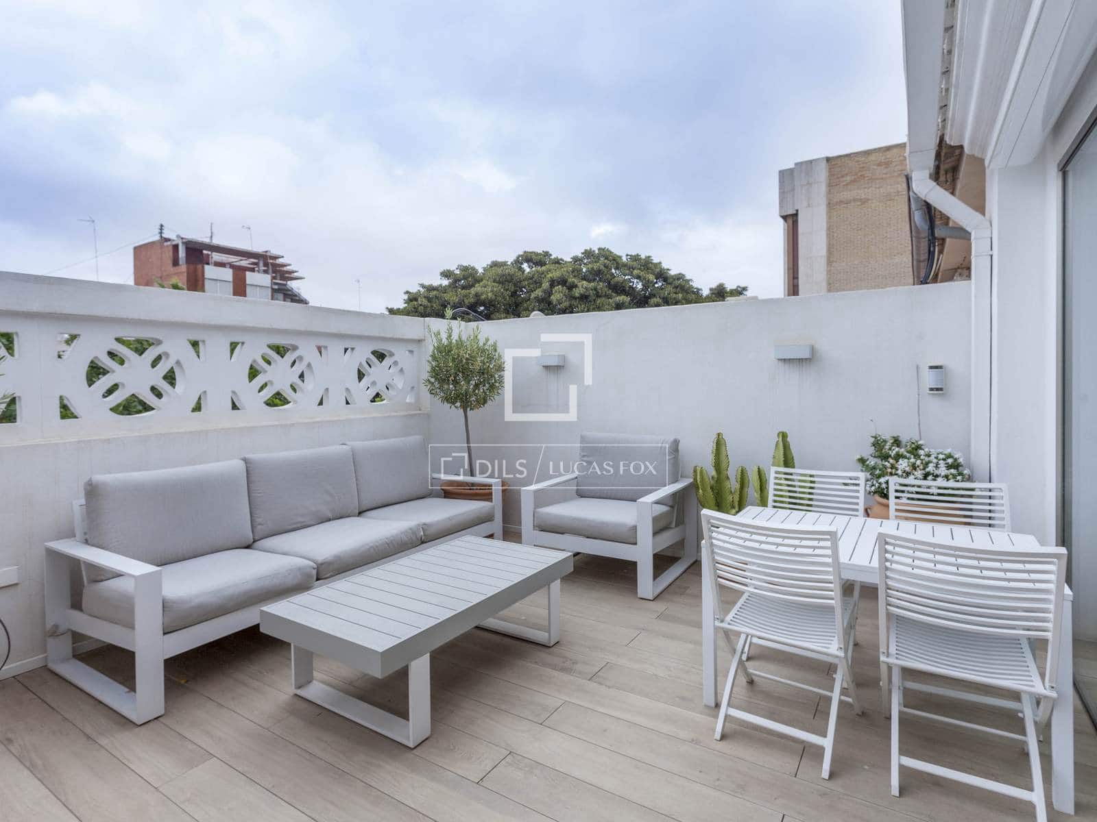 2 bedroom Penthouse for rent in Valencia city with garage - € 3,300 (Ref: 9496558)