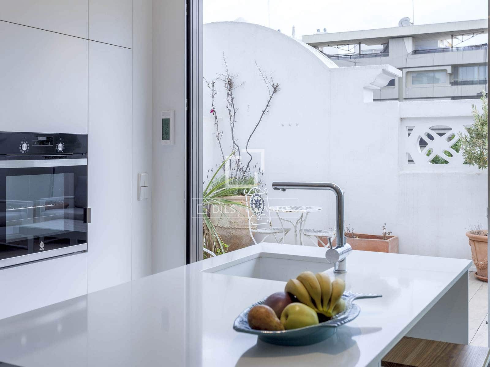 2 bedroom Penthouse for rent in Valencia city with garage - € 3,300 (Ref: 9496558)