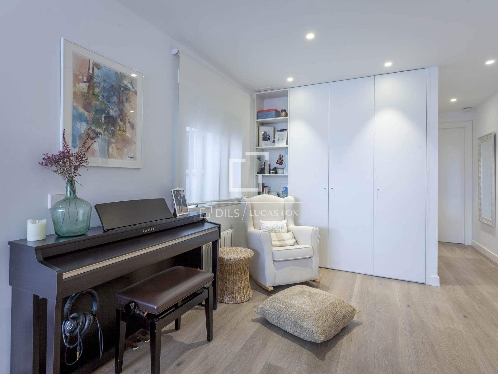 2 bedroom Penthouse for rent in Valencia city with garage - € 3,300 (Ref: 9496558)