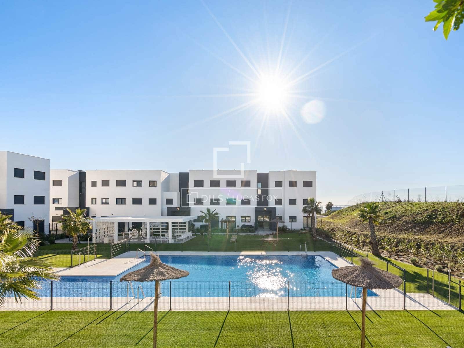 Apartamento de 2 habitaciones en Estepona en venta con piscina garaje - 465.000 € (Ref: 9503381)