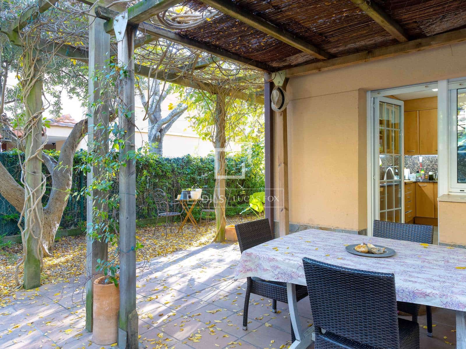 4 makuuhuone Huvila myytävänä paikassa Teia mukana uima-altaan 
autotalli - 840 000 € (Ref: 9504619)