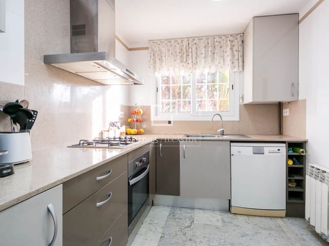 4 slaapkamer Villa te koop in Castelldefels met zwembad garage - € 1.050.000 (Ref: 9506232)