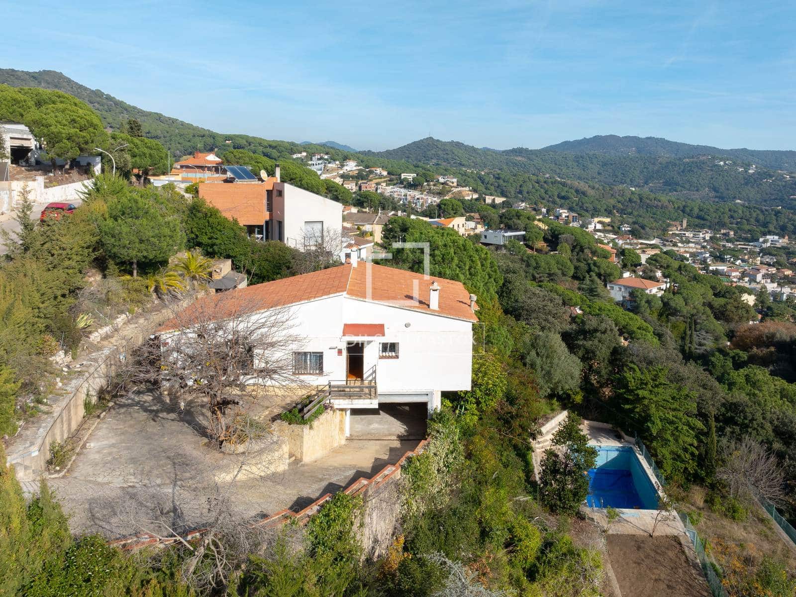 3 bedroom Villa for sale in Alella with pool garage - € 630,000 (Ref: 9510024)