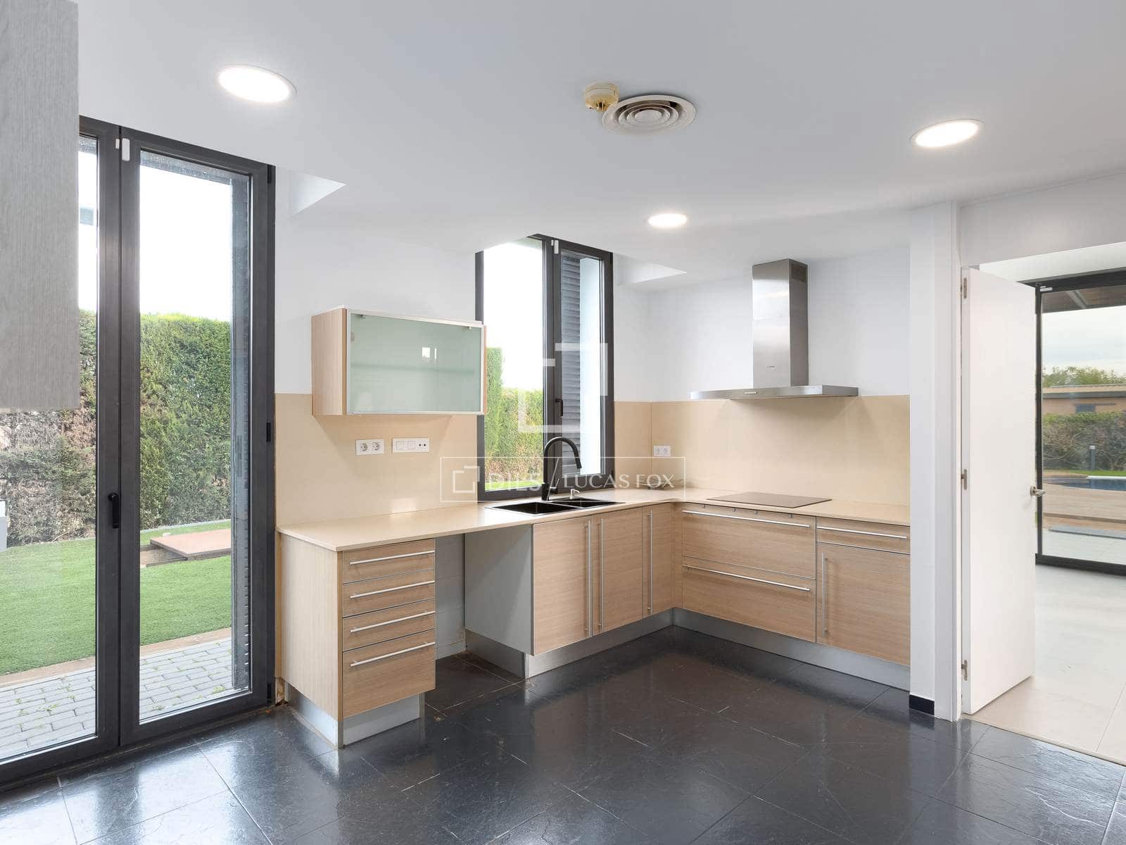 4 chambre Villa/Maison à vendre à Sant Vicenc de Montalt avec piscine garage - 889 000 € (Ref: 9519376)