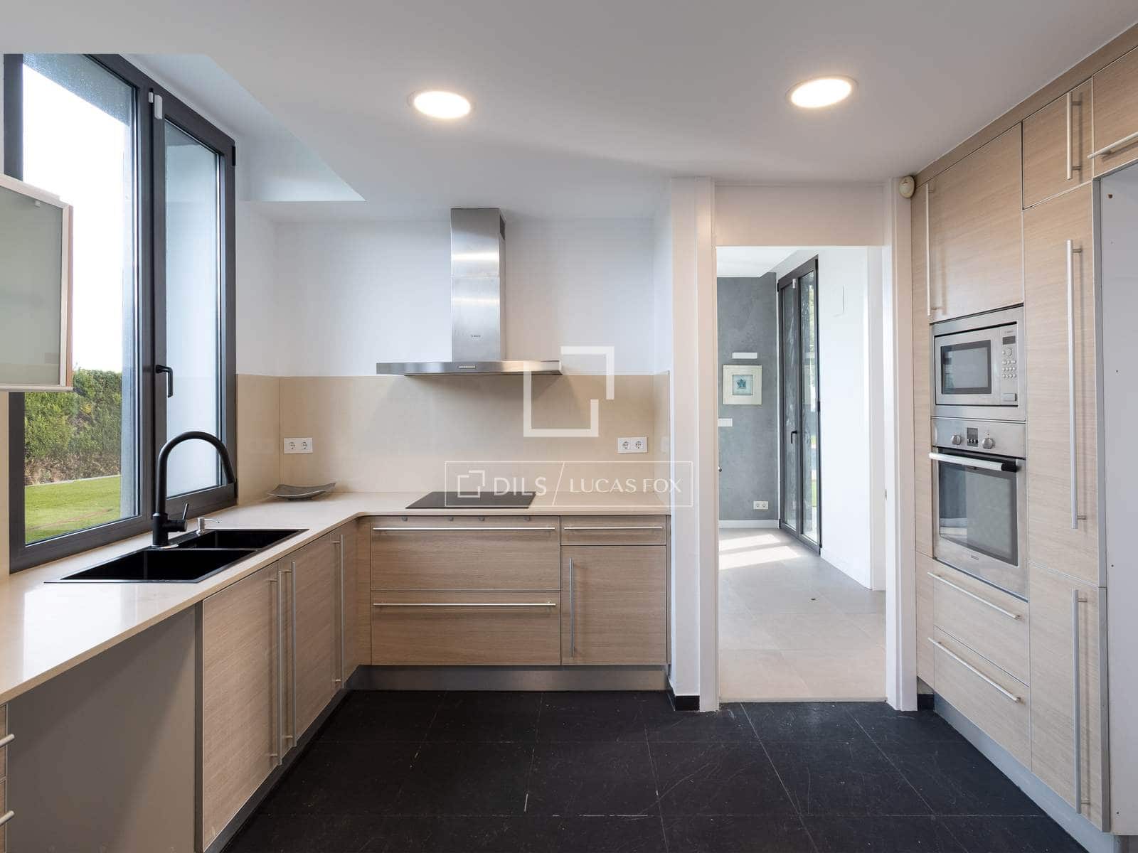 4 chambre Villa/Maison à vendre à Sant Vicenc de Montalt avec piscine garage - 889 000 € (Ref: 9519376)